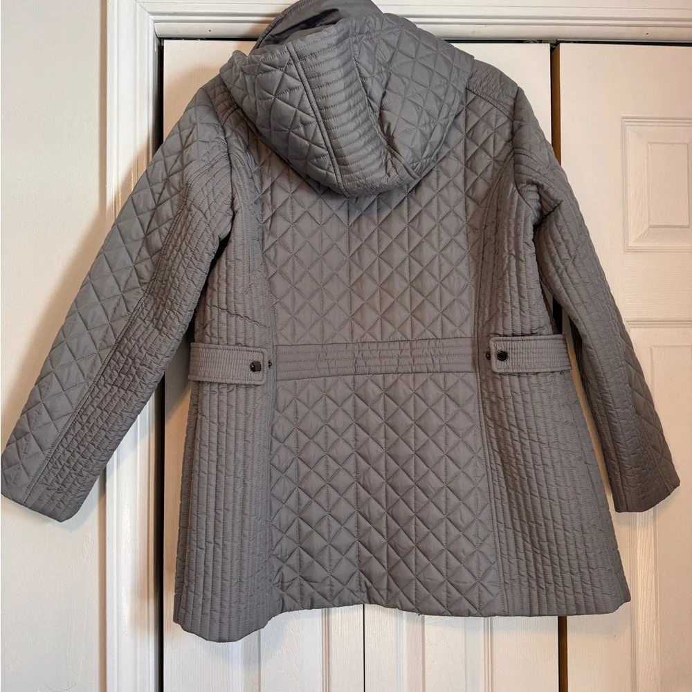 Liz Claiborne Quilted Puffer Jacket in Light Gray, Size XL, Zipper, Button, Hood - Picture 6 of 16